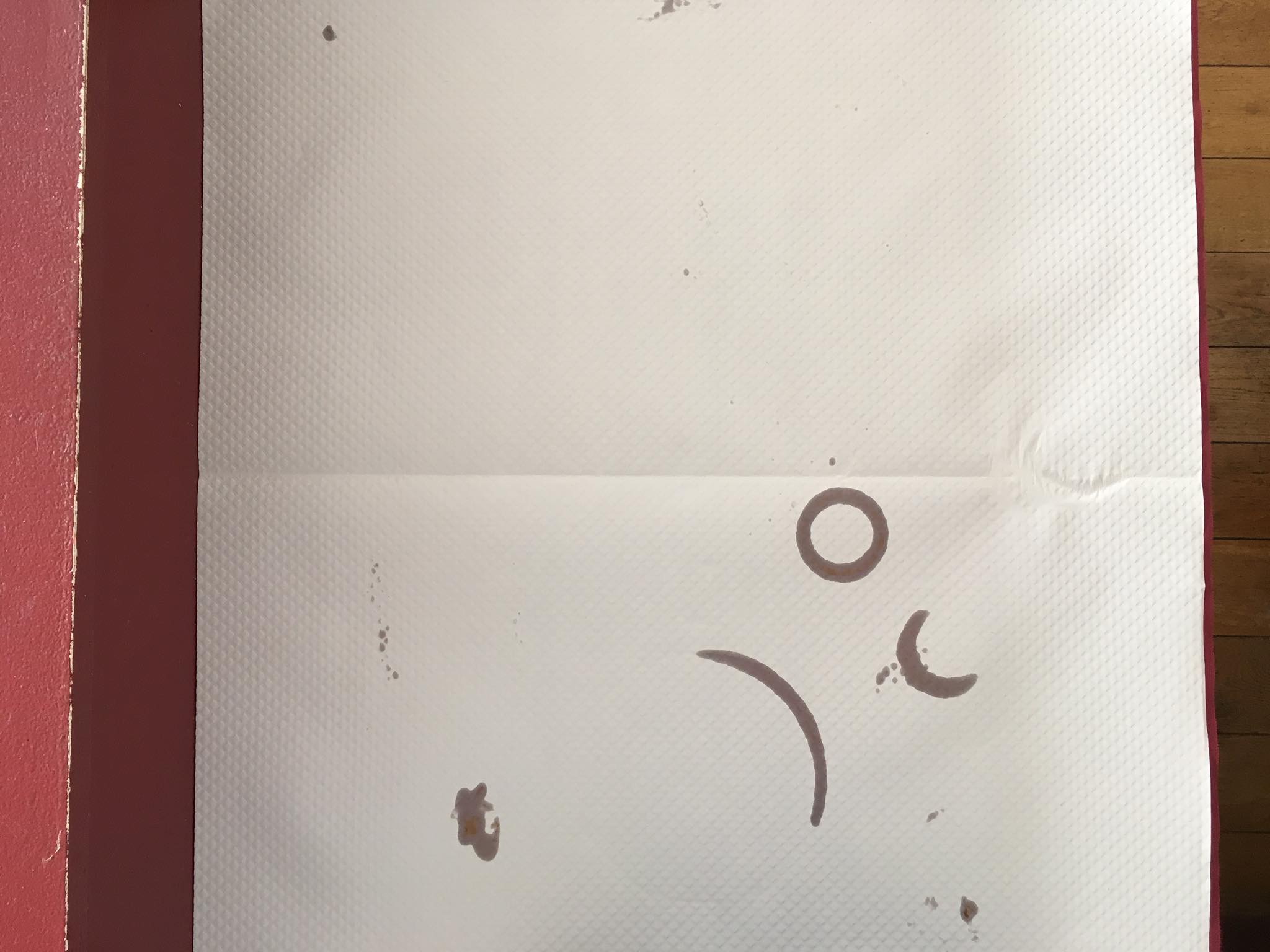 Trace naturelle laissée sur le papier de table après un repas chez Chez Tonton